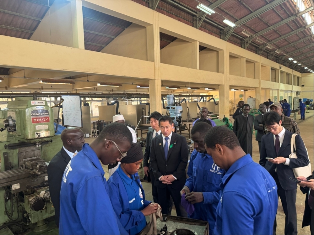 Parliamentary Vice-Minister ONISHI inspecting the Senegal-Japan Vocational Training Center