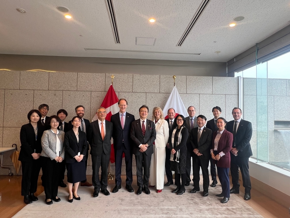 Group photo of State Minister HORII and former JET Programme participants