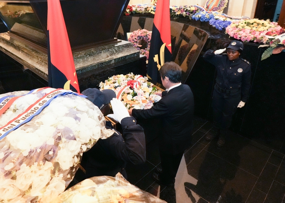 Foreign Minister Motegi offering flowers at the mausoleum of the first President of Net