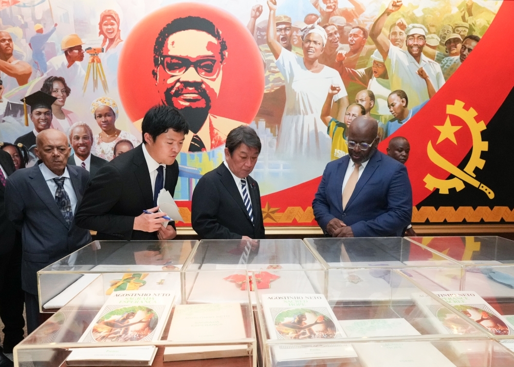 Foreign Minister Mogi viewing exhibits at the Agostinho Neto Memorial