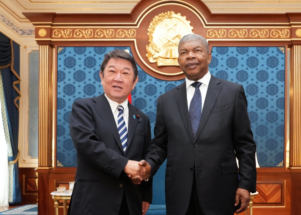 Foreign Minister MOTEGI shaking hands with President Lourenço