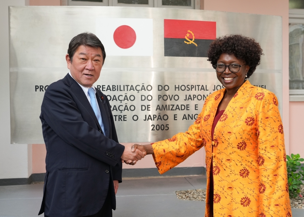 Foreign Minister MOTEGI shaking hands with Ms. Lutucuta, Minister of Health of Angola