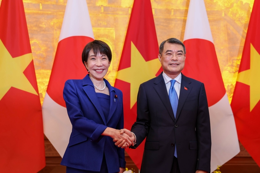 Prime Minister TAKAICHI shaking hands with Prime Minister Le Minh Hung