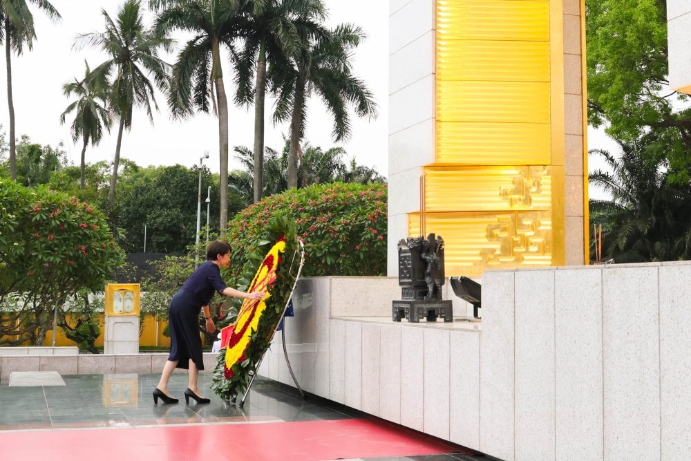 Laying wreaths at Monument to Heroic Martyrs  by Prime Minister TAKAICHI Sanae