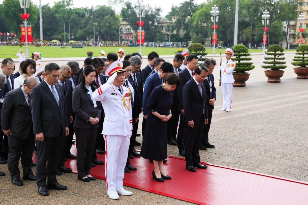 Laying wreaths at  the Ho Chi Minh Mausoleum by Prime Minister TAKAICHI Sanae