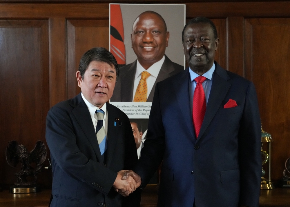 Foreign Minister Motegi shaking hands with Foreign Minister MUDAVADI