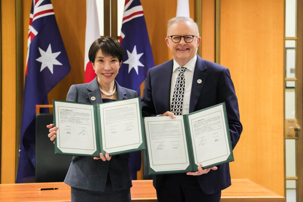 The two leaders holding joint declaration