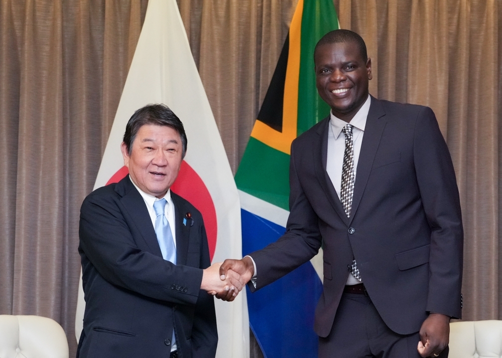Minister MOTEGI shaking hands with Minister Lamola