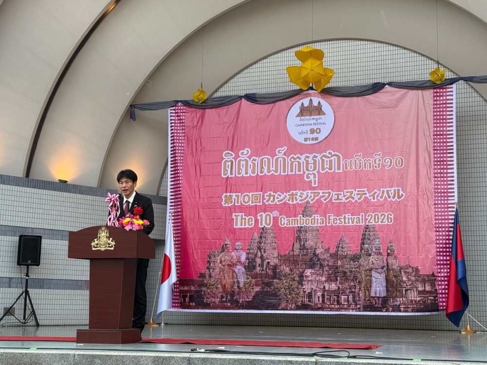 Parliamentary Vice-Minister SHIMADA giving a greeting at the opening ceremony of the Cambodia Festival