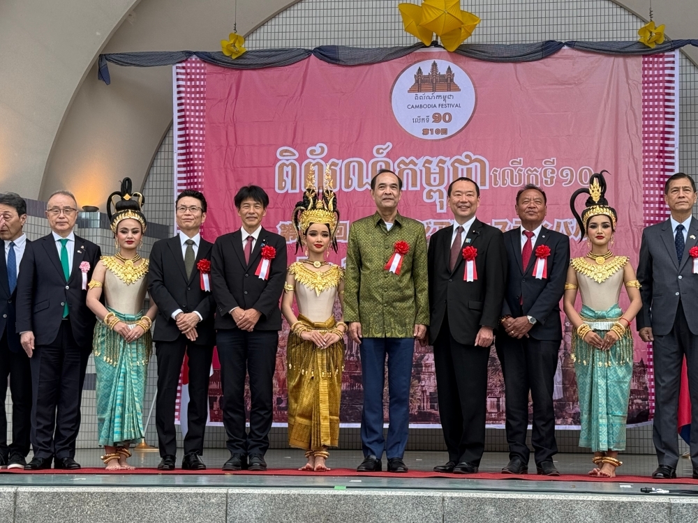 Commemorative photo of the main attendees at the opening ceremony of the Cambodia Festival