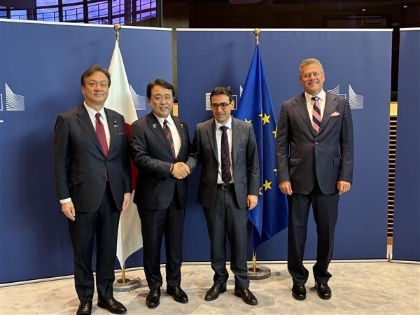 Group photo of four people: State Minister Horii, Minister Akazawa, Executive Vice-President Séjourné and Commissioner Šefčovič