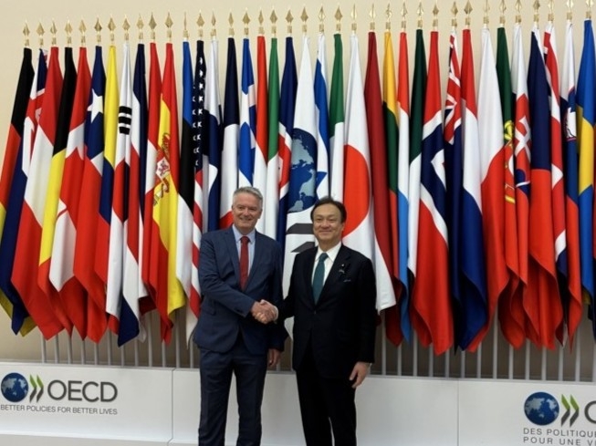 State Minister HORII shaking hands with Mr. Mathias Cormann, Secretary-General of the OECD