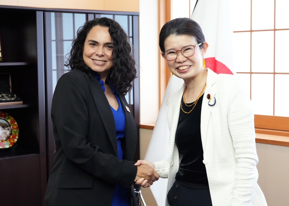 State Minister KUNIMITSU shaking hands with Ms. Alcalde, Director-General, International Planned Parenthood Federation