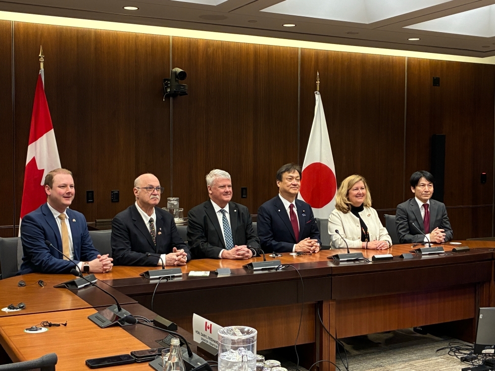State Minister Horii exchanging views with members of the Executive Committee of the Canada-Japan Inter-Parliamentary Group