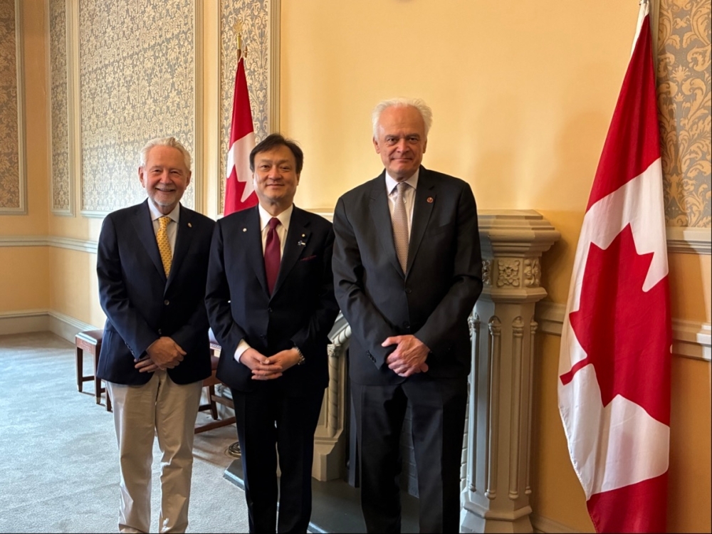 Commemorative photo of State Minister Horii with Senator Boehm, Chair of the Standing Senate Committee on Foreign Affairs and International Trade, and Senator Harder