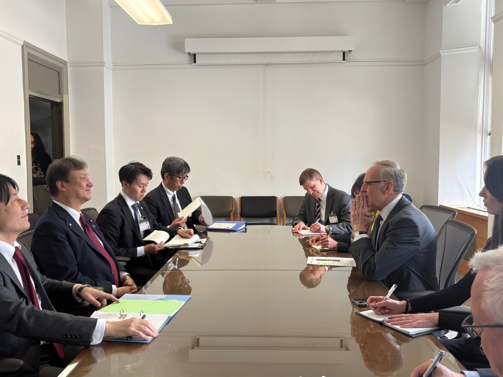A scene from the meeting between State Minister Horii and Parliamentary Secretary Oliphant