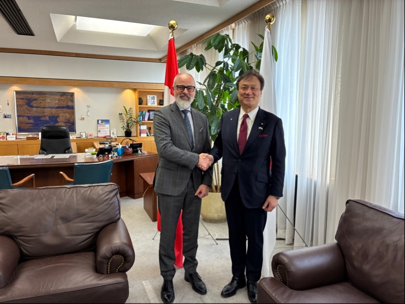 State Minister Horii shaking hands with Executive Vice President Holmes of the Canadian Chamber of Commerce