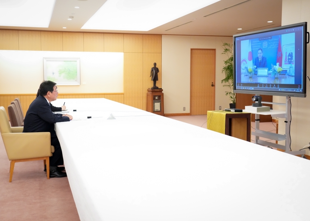 Foreign Minister MOTEGI, who is holding a Japan-Morocco Foreign Ministers' meeting (while watching the television screen)