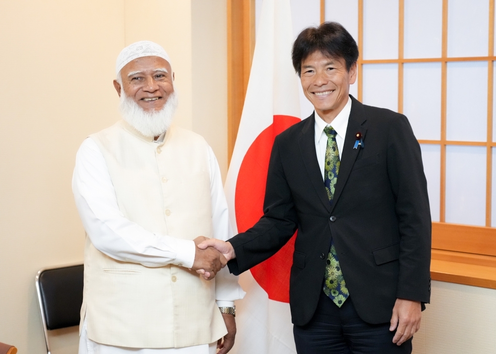 Parliamentary Vice-Minister SHIMADA shaking hands with H.E. Dr. Shafiqur Rahman, Ameer, Bangladesh Jamaat-e-Islami
