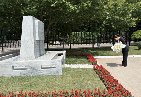Parliamentary Vice-Minister ERI laying flowers