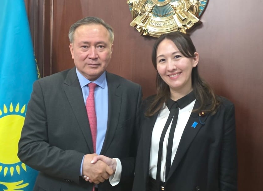 Parliamentary Vice-Minister ERI shaking hands with Deputy Minister of Energy AKBAROV