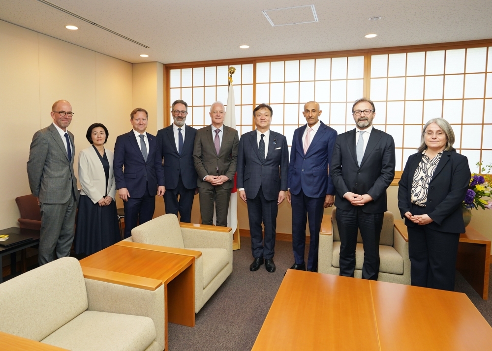 Commemorative photo of State Minister HORII with foreign partners in the field of peace mediation