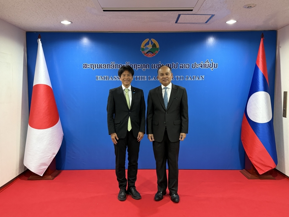 Two shot of Parliamentary Vice-Minister SHIMADA and Ambassador Amphay of Laos to Japan