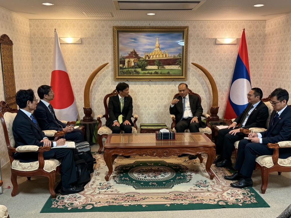 Exchanging of views between Parliamentary Vice-Minister SHIMADA and Ambassador Amphay of Laos to Japan