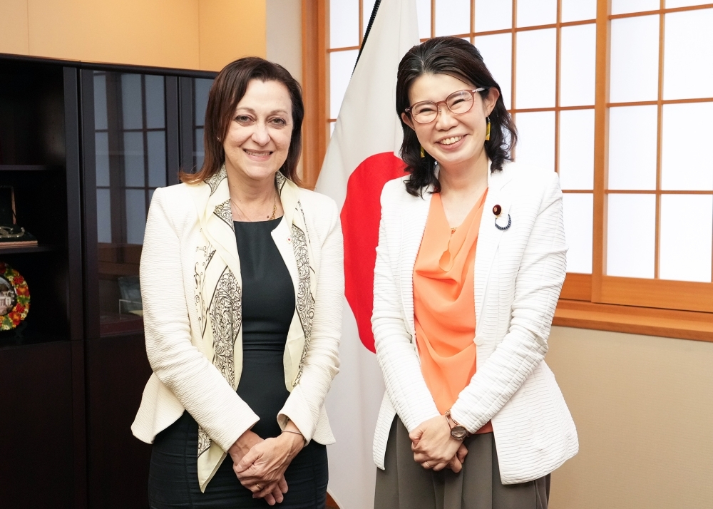 Two shot of State Minister KUNIMITSU and H.E. Ms. KLIAMAKI, Ambassador-designated of the Hellenic Republic to Japan