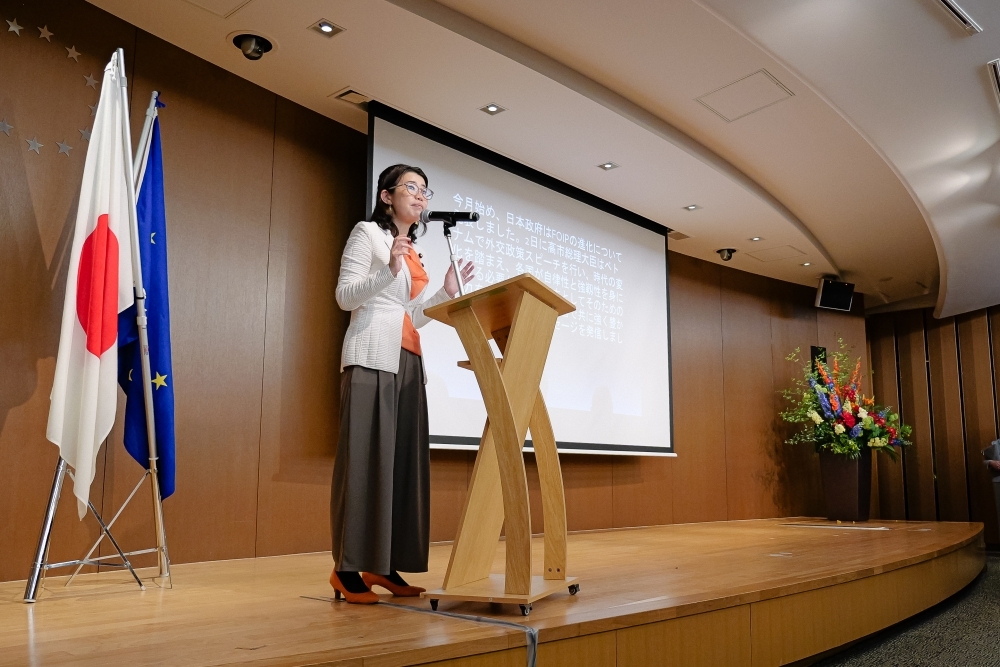 State Minister KUNIMITSU delivering her remarks on stage