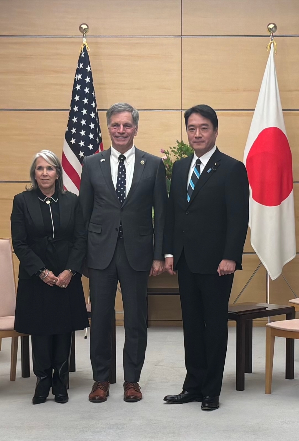 Deputy Chief Cabinet Secretary OZAKI with Governor Gordon of the State of Wyoming and Governor Lujan=Grisham of the State of New Mexico, United States