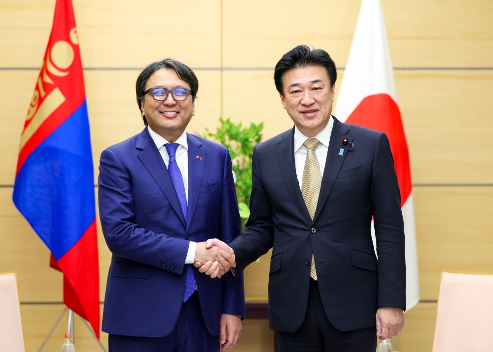 Chief Cabinet Secretary KIHARA shaking hands with Deputy Prime Minister Dorjkhand