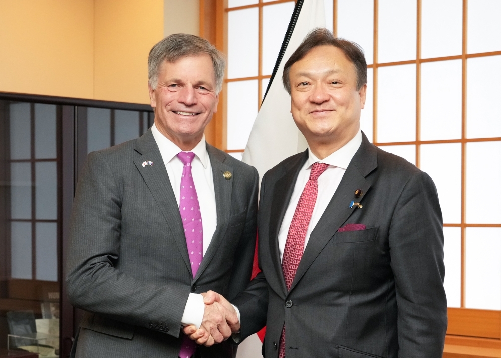 State Minister HORII shaking hands with Governor Gordon