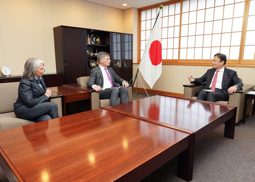 State Minister HORII talking with Governor Gordon and Governor Grisham