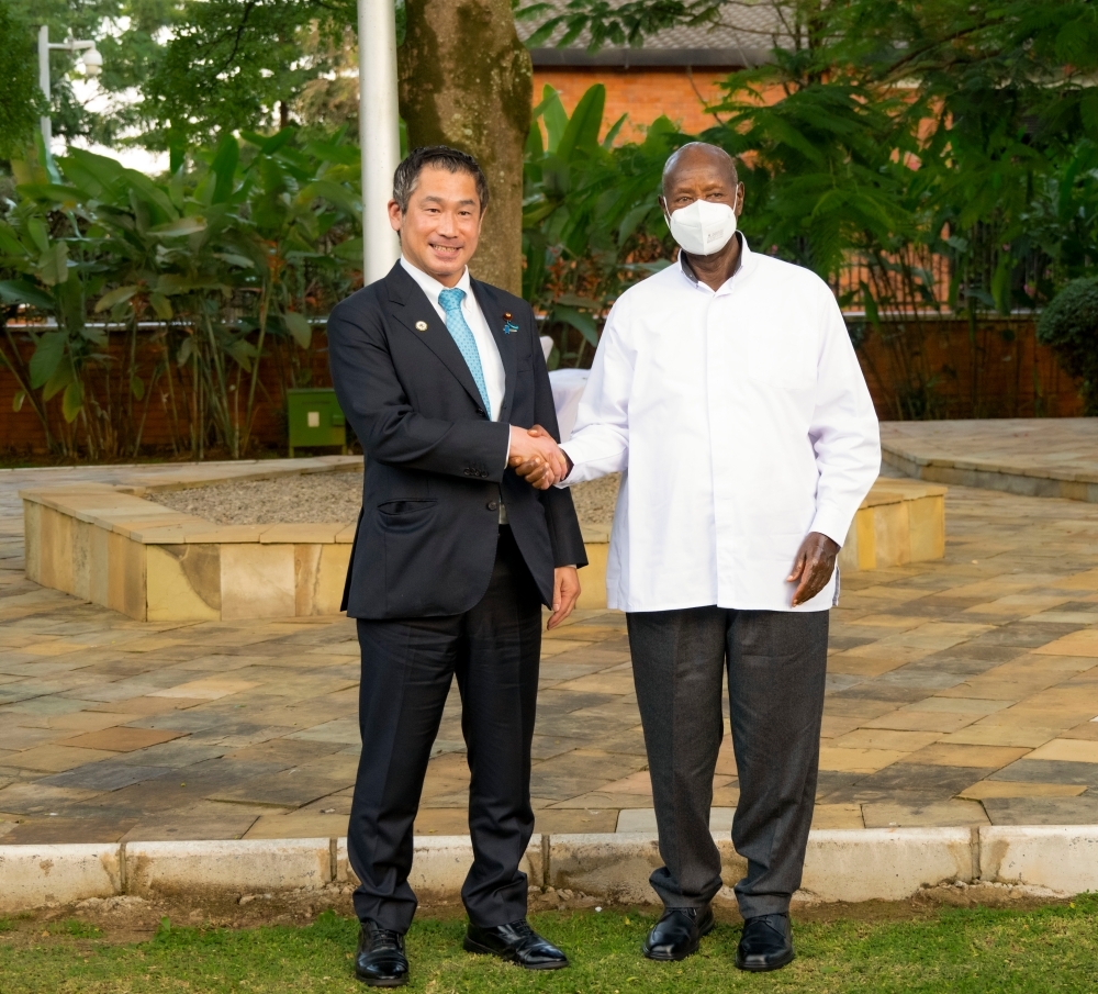 Parliamentary Vice-Minister ONISHI shaking hands with President Museveni