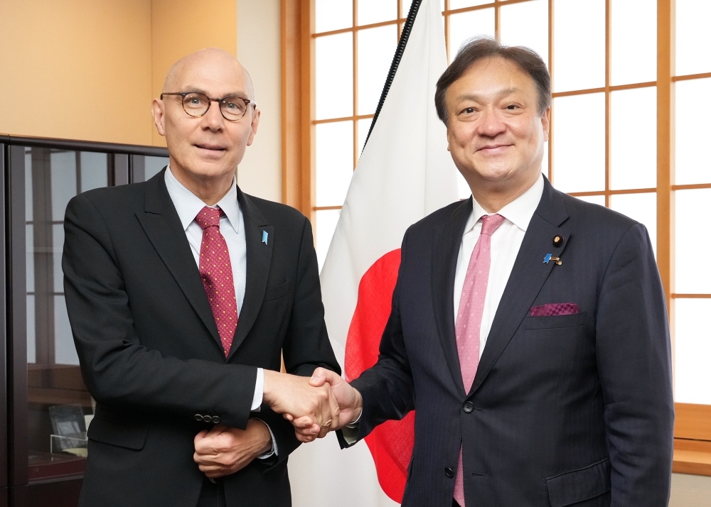 State Minister HORII shaking hands with High Commissioner Türk