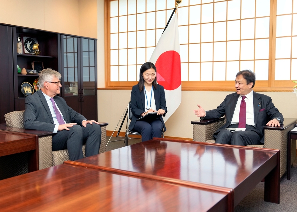State Minister HORII talking with Mr. Lacroix