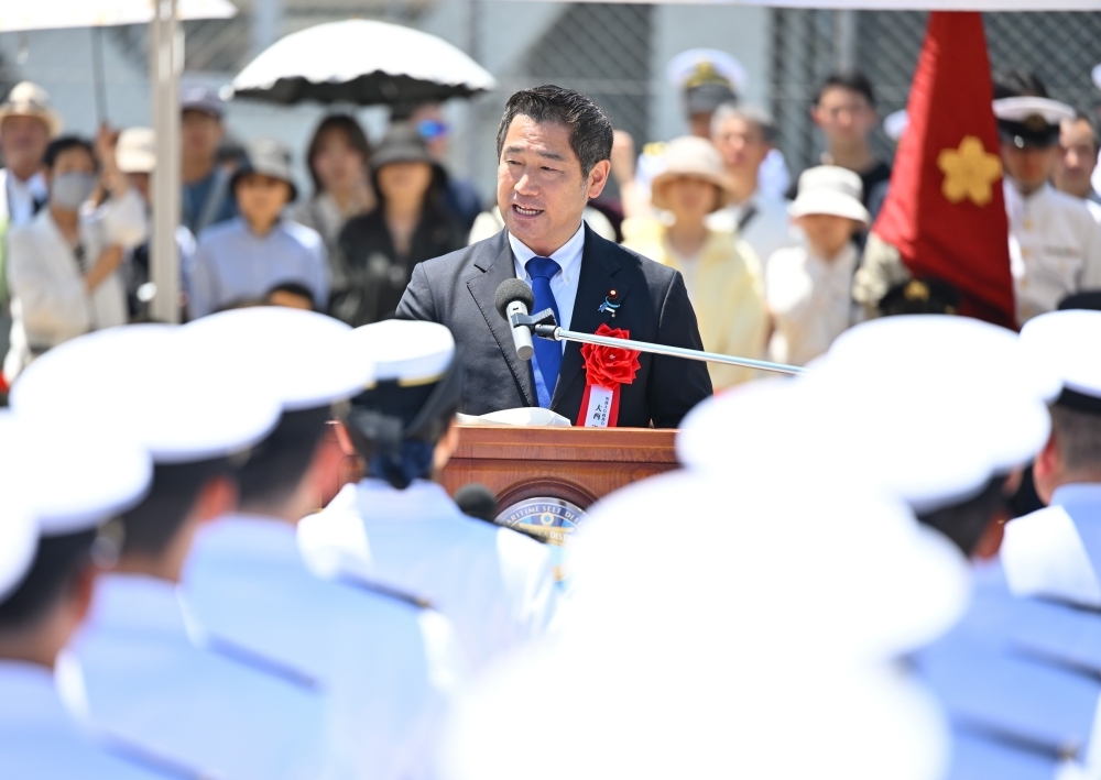 Parliamentary Vice-Minister ONISHI delivering his remarks in front of the participants