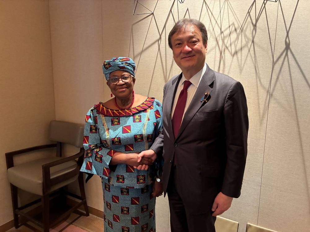 State Minister HORII shakes hands with Director-General Okonjo-Iweala