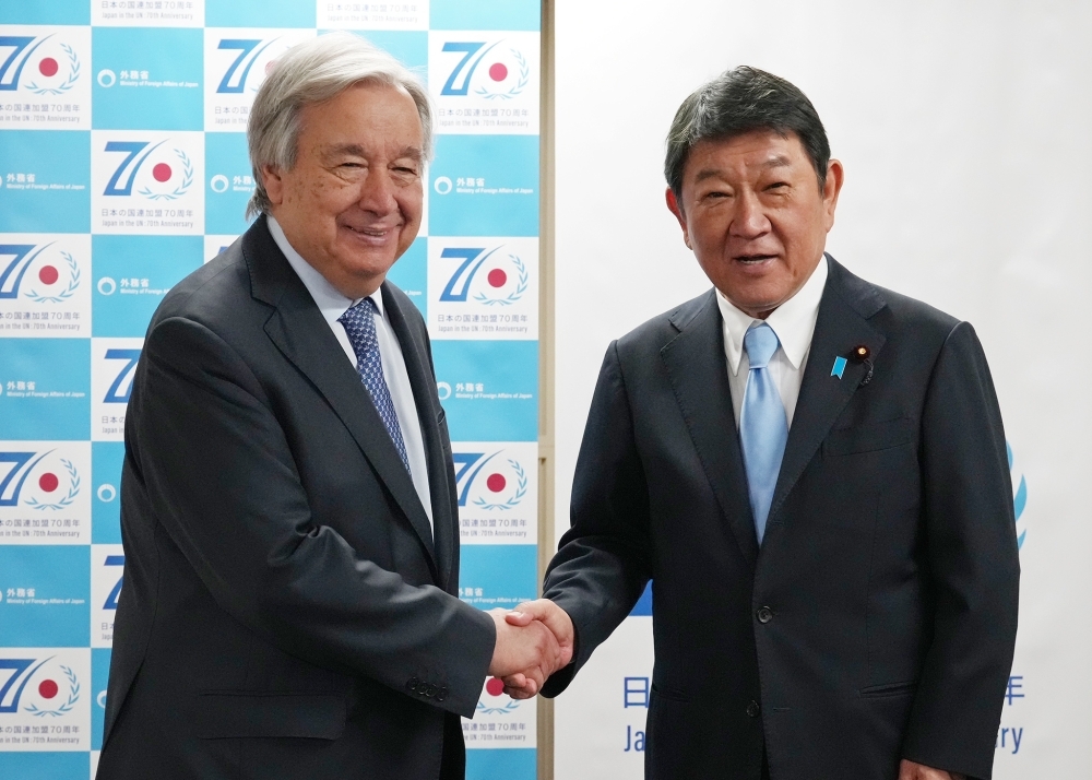 Foreign Minister MOTEGI shaking hands with UN Secretary-General Guterres
