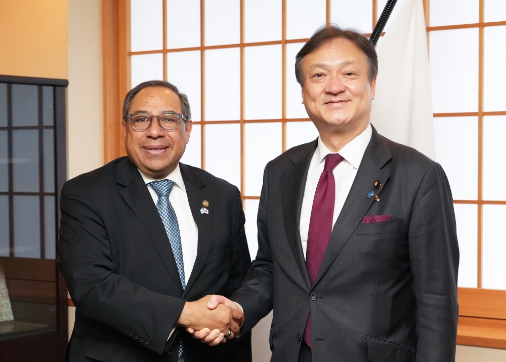 State Minister HORII shaking hands with Vice-Minister Orozco
