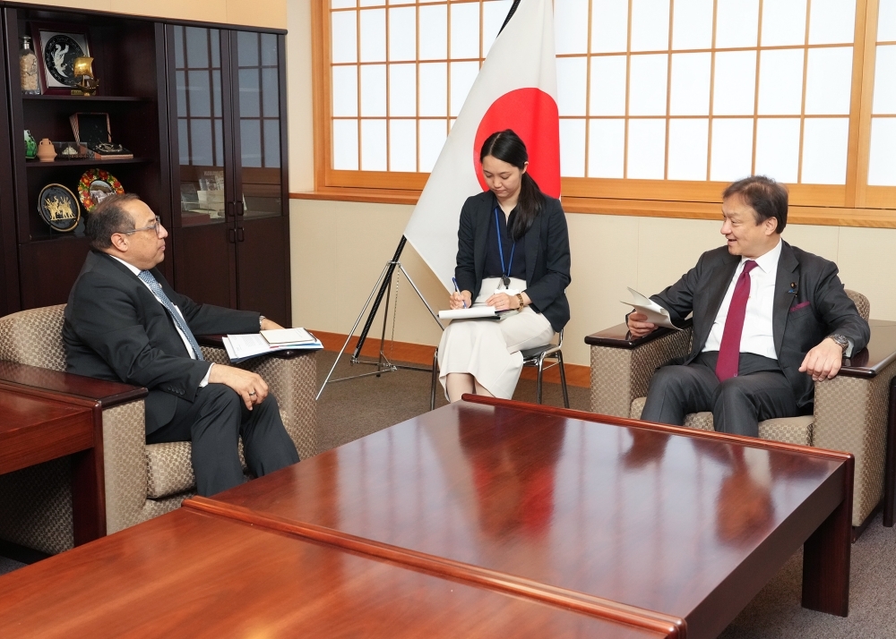 State Minister Horii talking with Vice-Minister Orozco