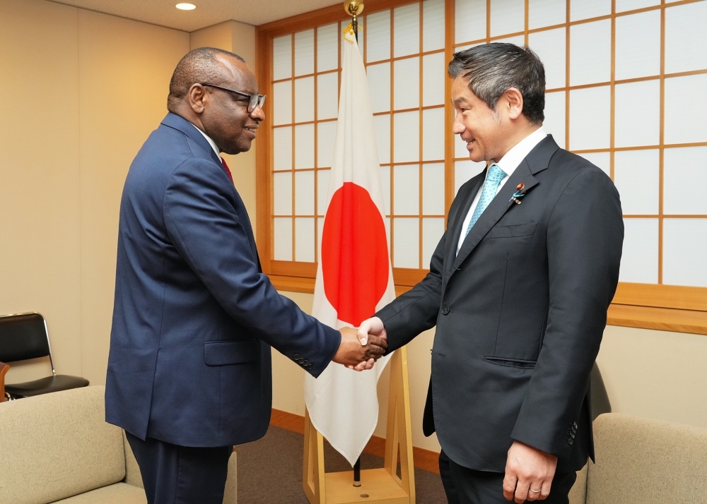 Parliamentary Vice-Minister ONISHI shaking hands with H.E. Mr. Gatete, Executive Secretary of UNECA 