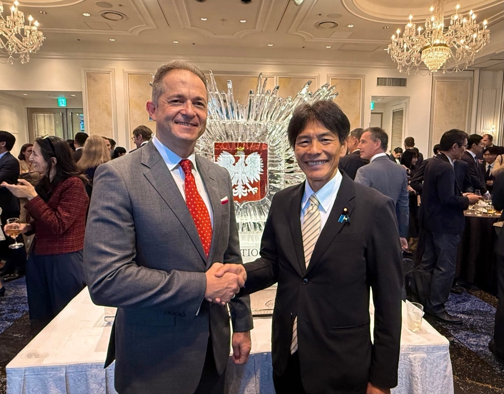 Parliamentary Vice-Minister SHIMADA shaking hands with the Polish Ambassador to Japan at the venue