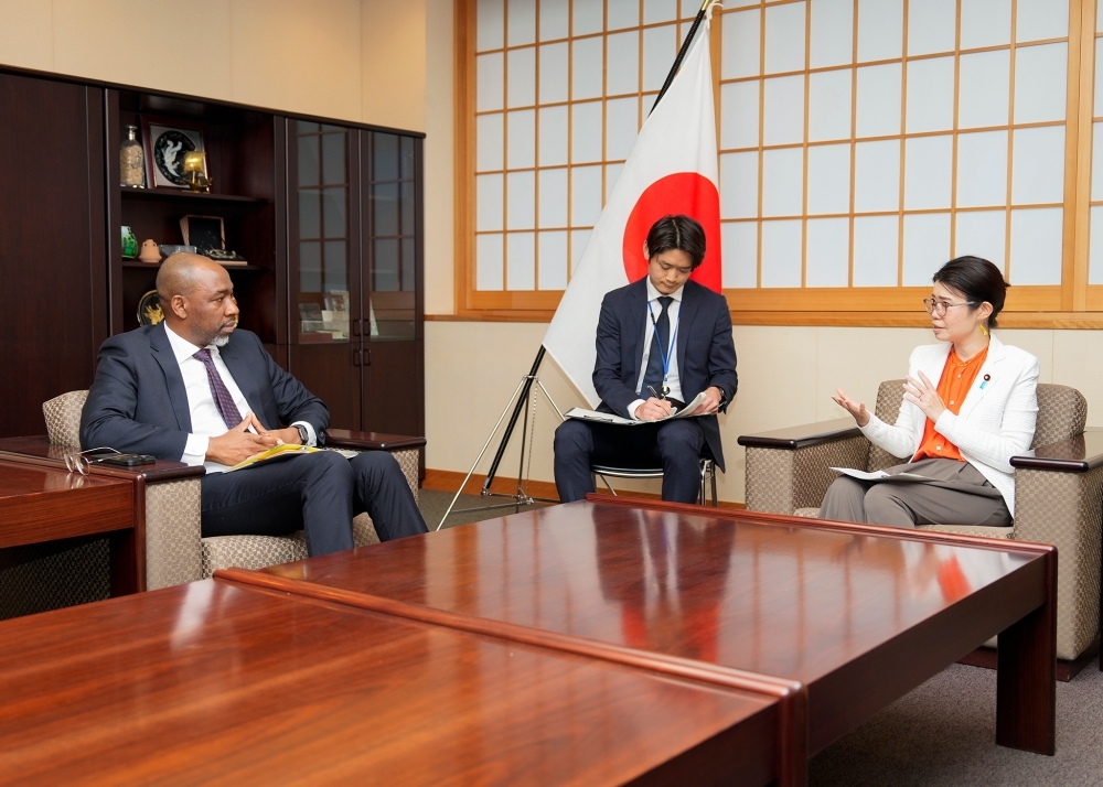 Meeting between State-Minister KUNIMITSU and H.E. Mr. Matlombe, Minister of Transport and Logistics of Mozambique