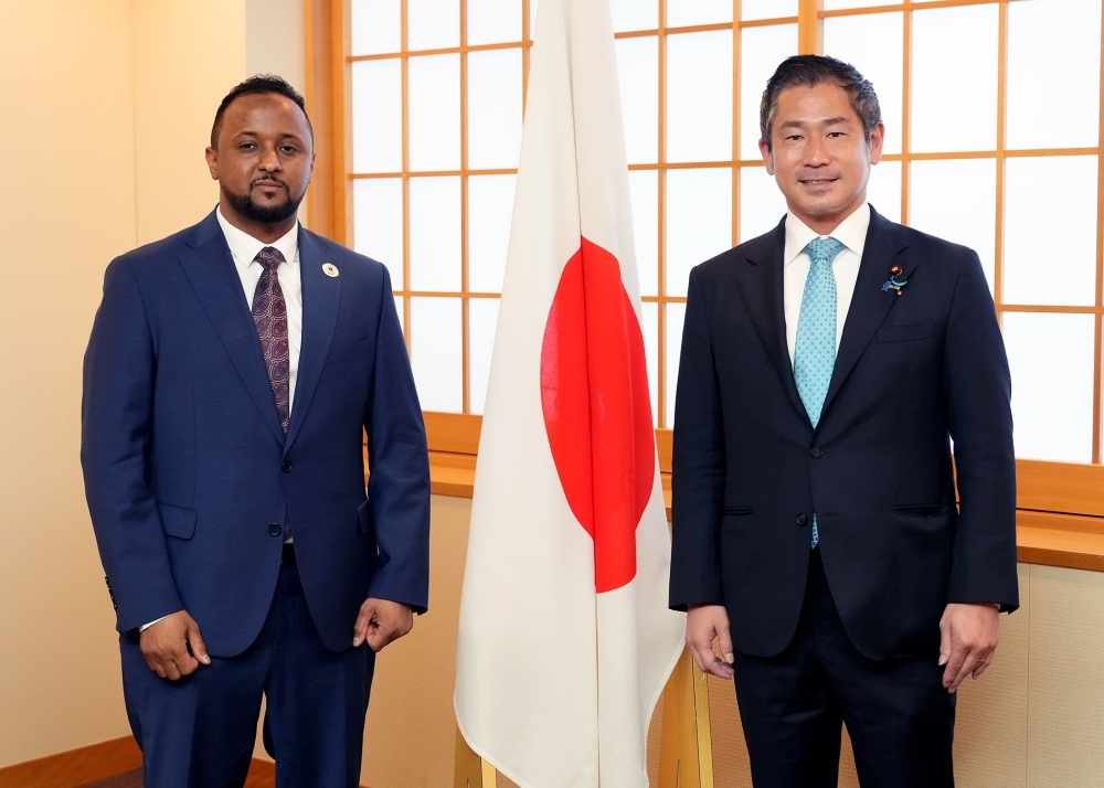Parliamentary Vice-Minister ONISHI posing for a photograph with Mr. ABUBAKR, Director of the Office of the Deputy Minister of Defense of Libya