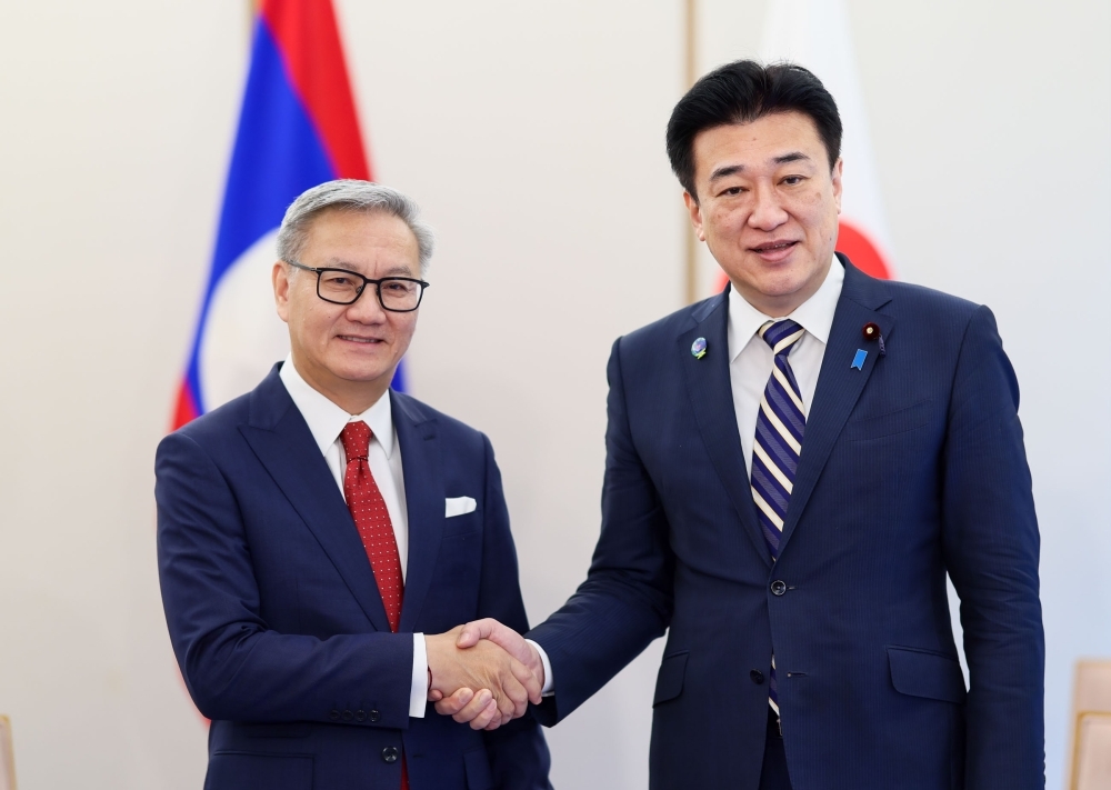 Chief Cabinet Secretary KIHARA shaking hands with H.E. Mr. Thongsavan Phomvihane, Deputy Prime Minister and Minister of Foreign Affairs of Laos