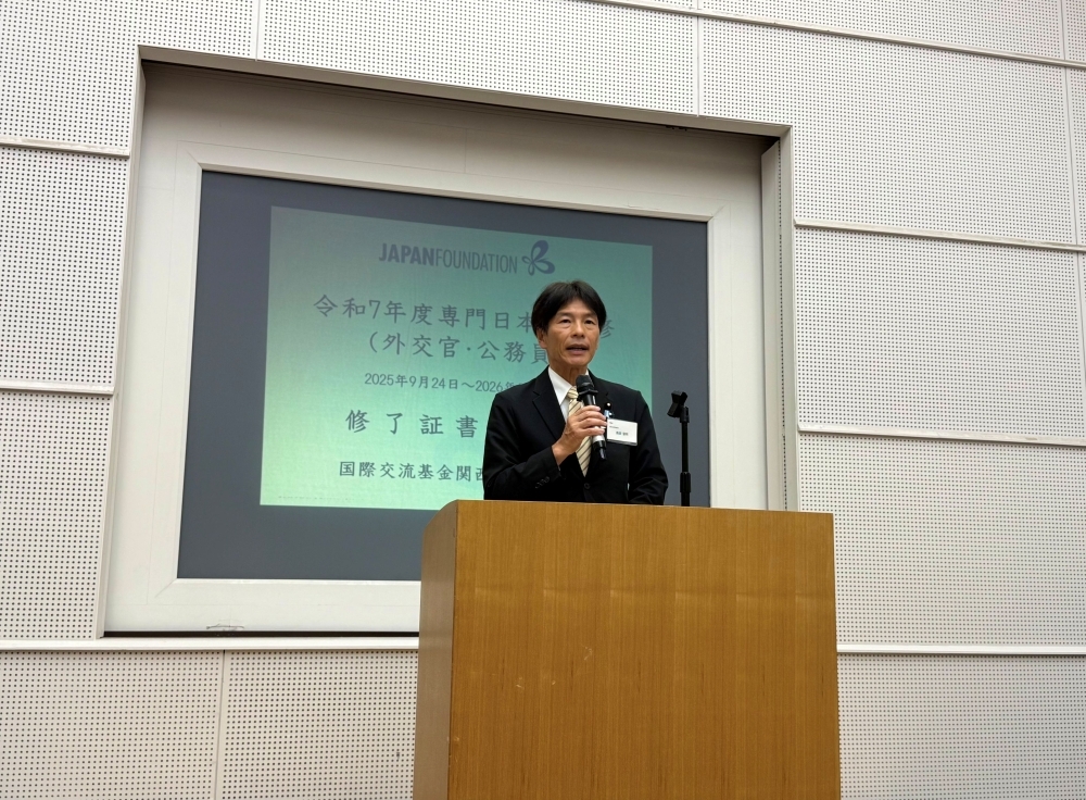 Parliamentary Vice-Minister Shimada congratulating the diplomats and public officials on the podium