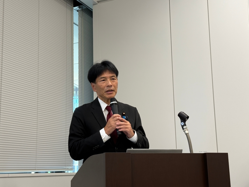 Parliamentary Vice-Minister SHIMADA delivering remarks from the podium