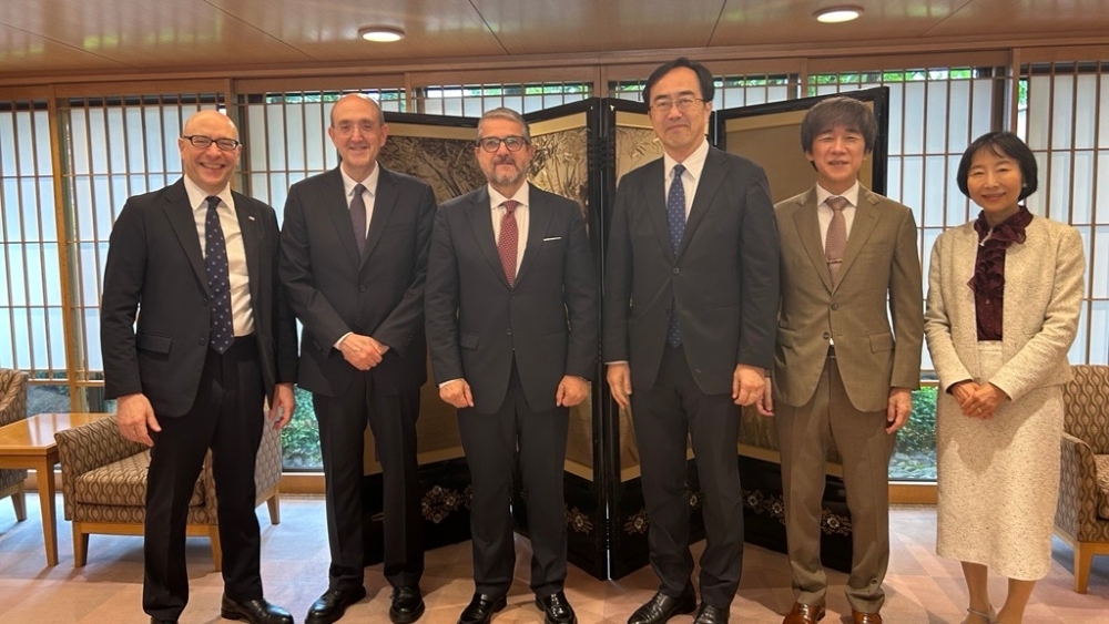 Commemorative photo of Senior Deputy Minister for Foreign Affairs Akahori and the meeting participants